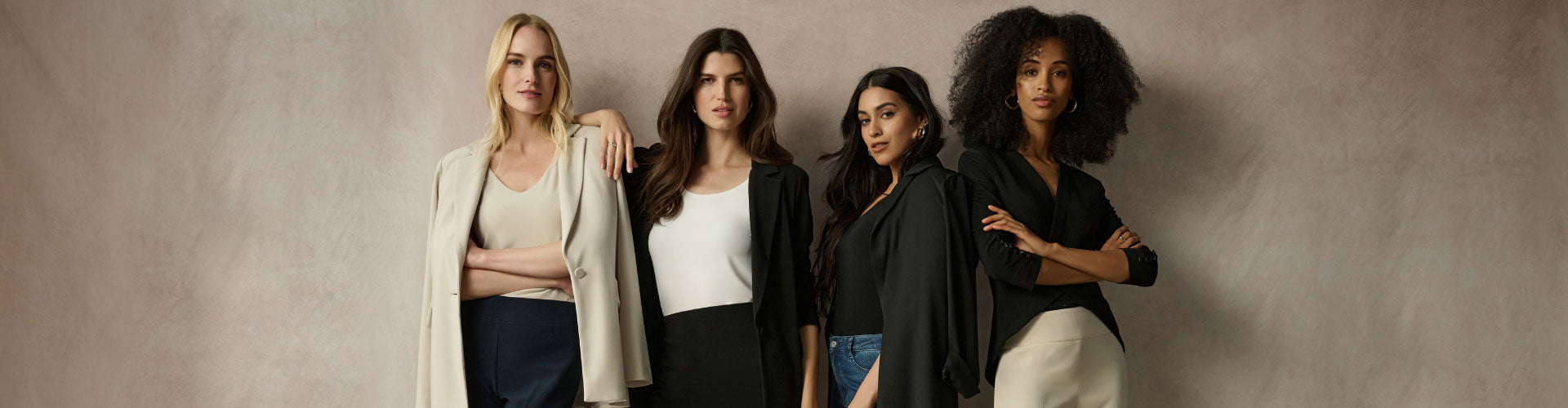 Frauen in aufeinander abgestimmten schwarz-weißen Outfits Joseph Ribkoff Outfits