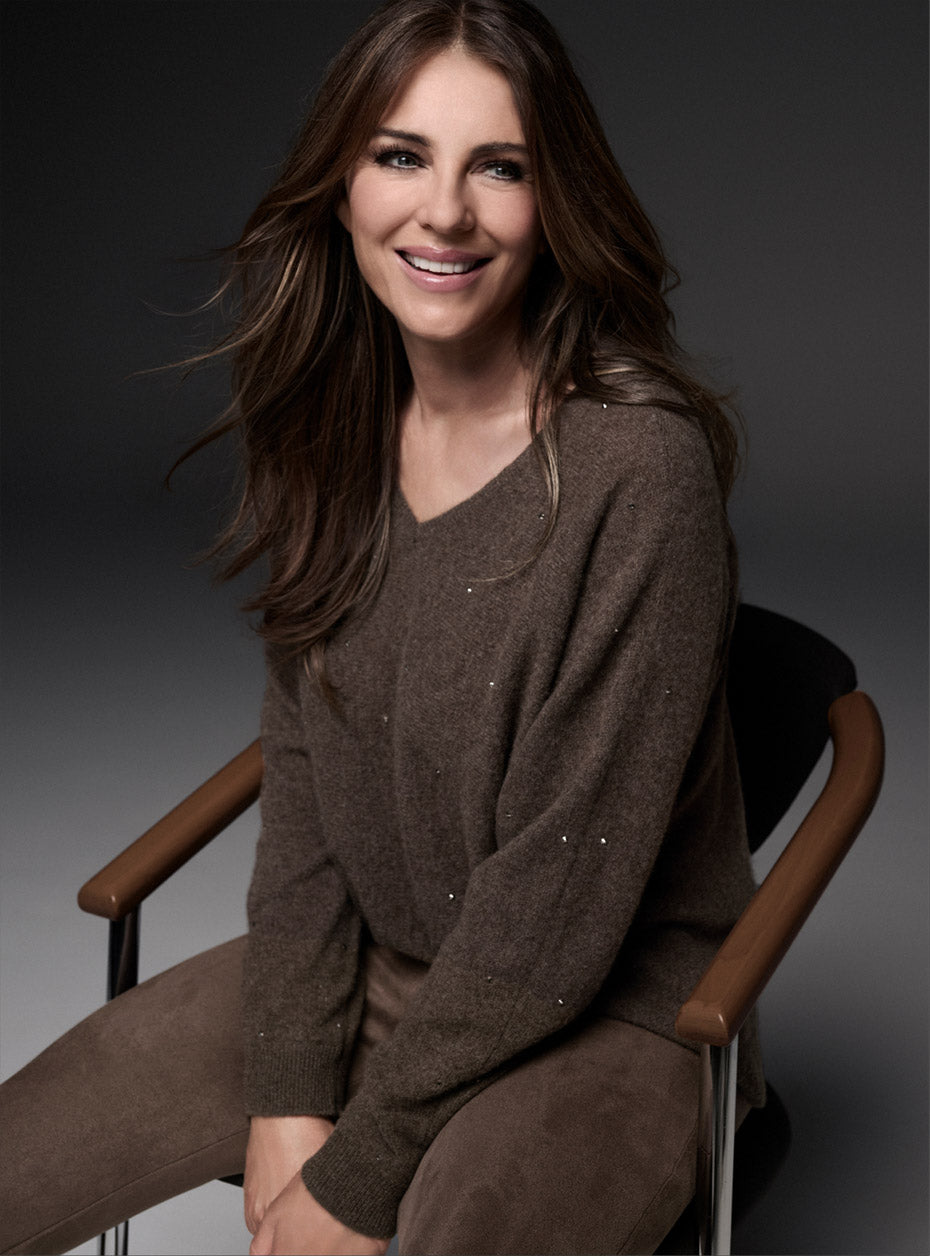 COLLECTION AUTOMNE 2026 PRÉSENTANT ELIZABETH HURLEY Elle portait un pull en maille marron et un pantalon marron assorti.